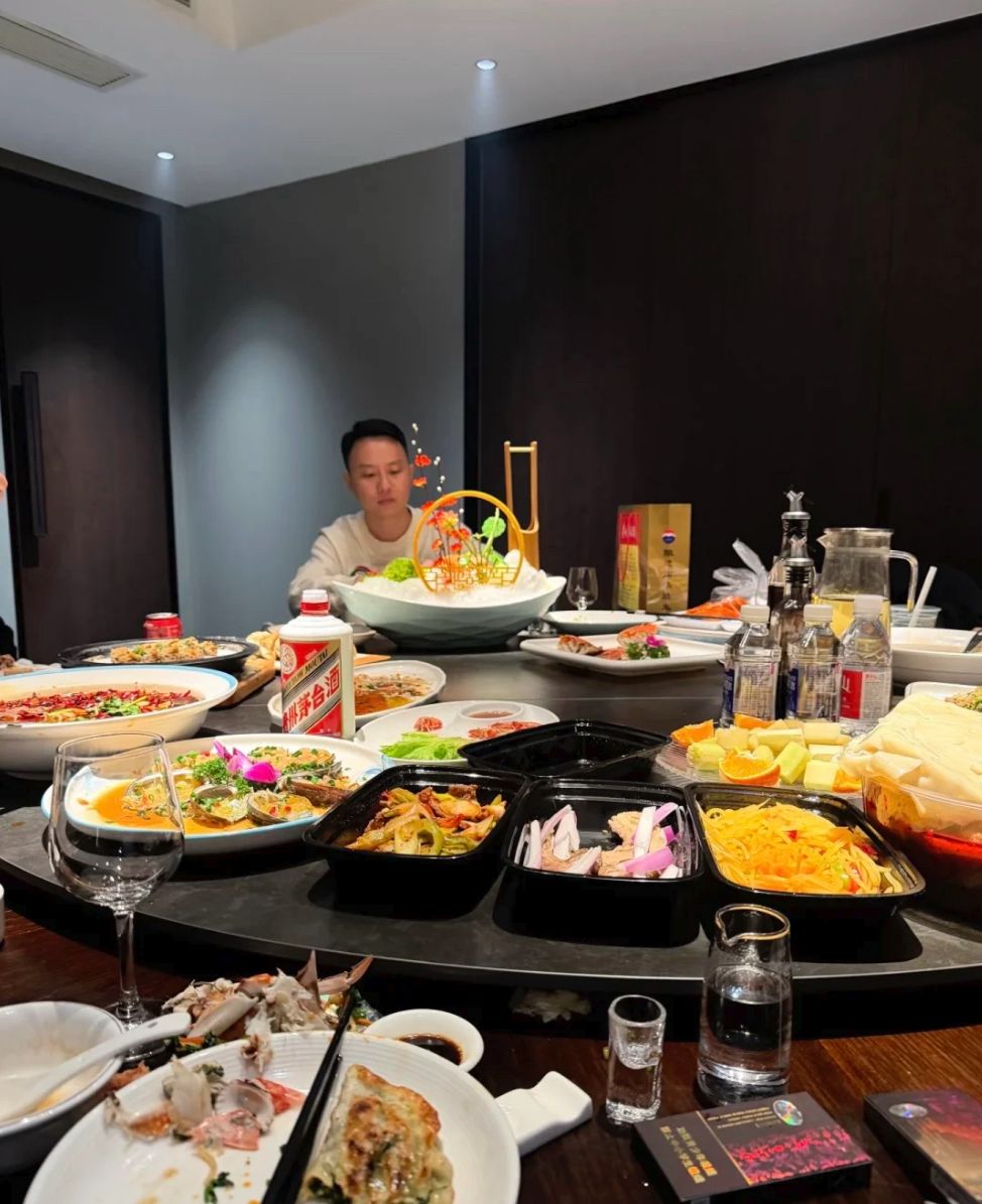 忙碌之余，大家一起吃顿饭、聊聊天，放松一下。感谢一路并肩同行，接下来继续一起加油！🍻