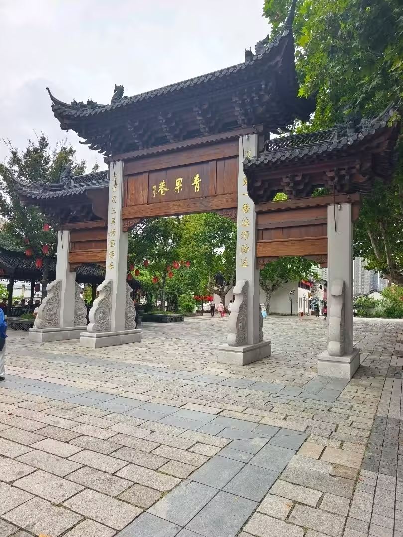 生活再忙，也别忘了给自己留点时间，喝喝茶、散散步，放松一下。