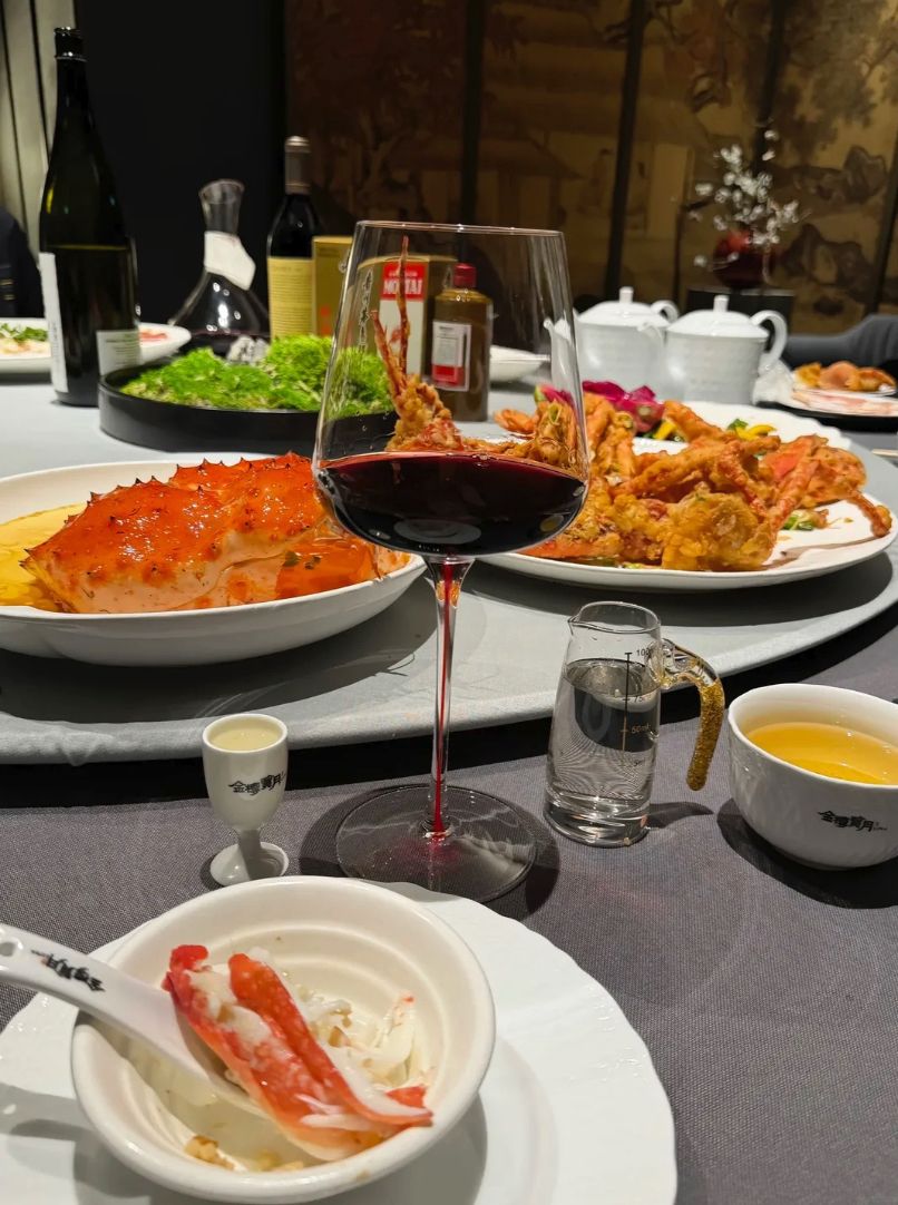🦀 海鲜配红酒，鲜美与醇香碰撞，今晚这顿饭吃得惬意又满足🍷✨